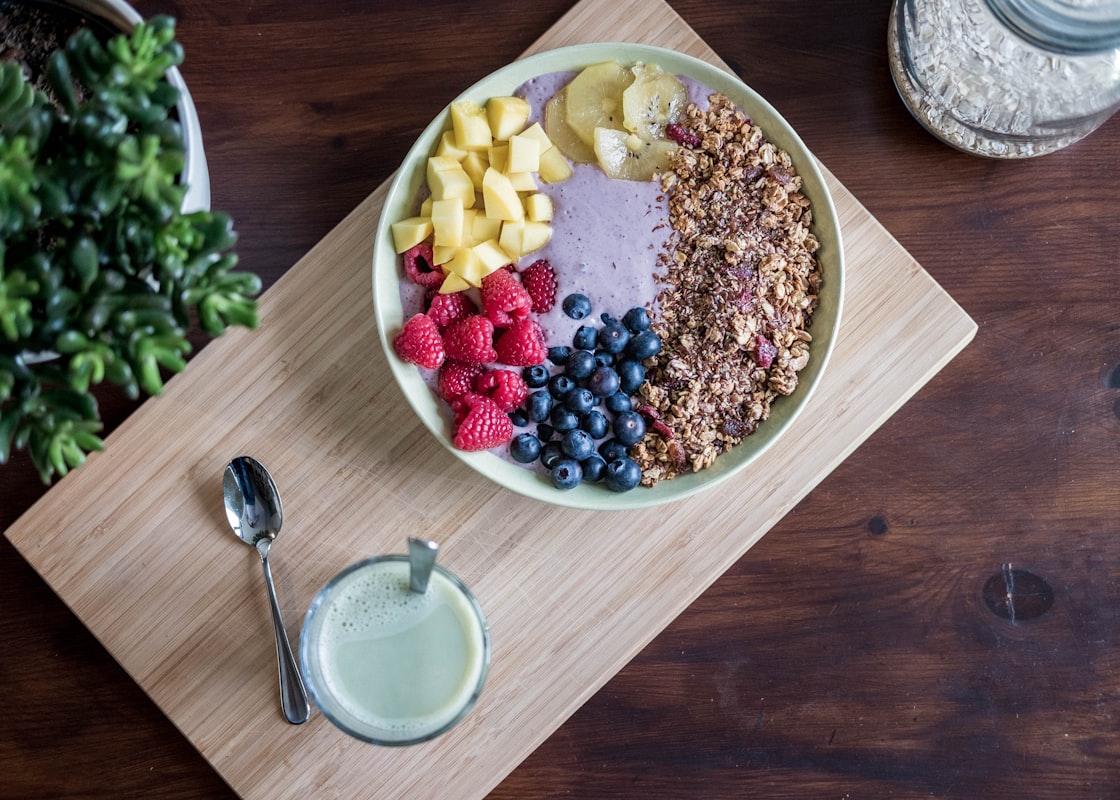 Persona disfrutando de una vida saludable con alimentación y hábitos positivos